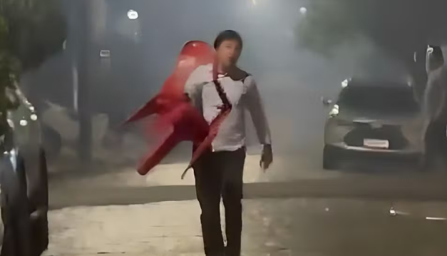 Carro de fumacê é atacado com cadeiradas e garrafadas no Bairro Saraiva, em Uberlândia