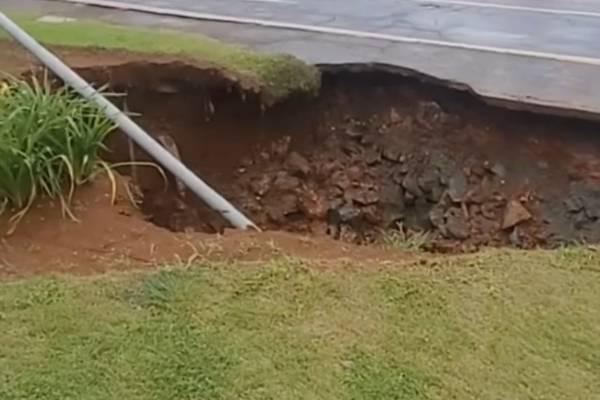 Cratera provoca em São Caetano interdição de faixas e atrapalha o trânsito