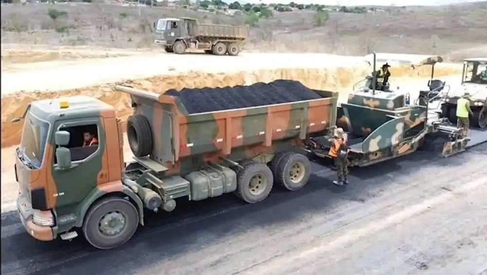 Exército atua na pavimentação da BR-327 em Minas Gerais