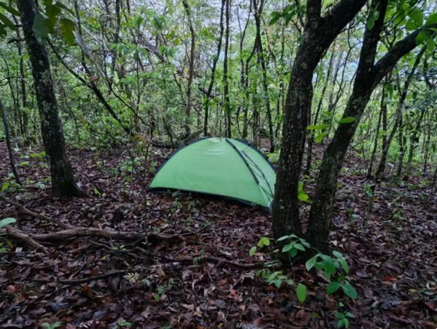 Feirante suspeito de matar motorista de aplicativo em Uberlândia passava o dia escondido em barraca com espingardas e revólver