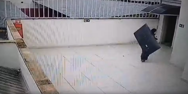 Ladrão invade clínica em Uberlândia, tenta furtar TV, mas desiste e larga aparelho no telhado do vizinho