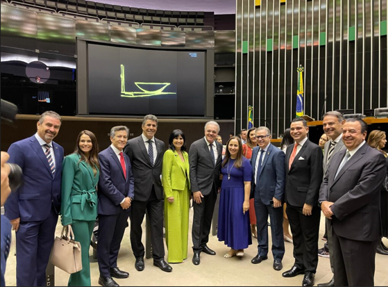 Presidente da Aciub, Fábio Túlio Felippe, recebe reconhecimento na Câmara dos Deputados