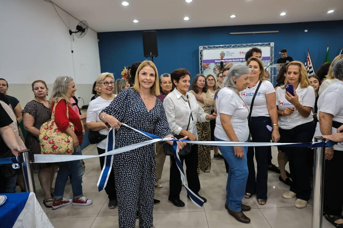 Presidente do Fundo Social de São Caetano, Denise Auricchio inaugura Bazar de Natal