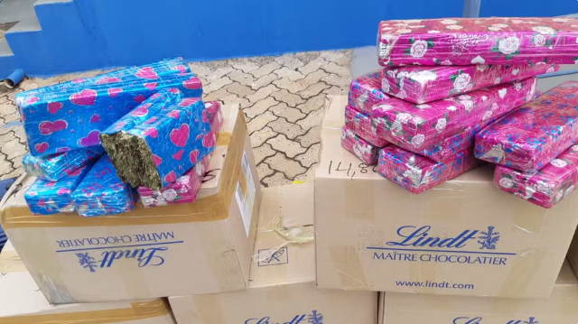 Quase meia tonelada de maconha é apreendida embrulhada para presente em caixas de chocolate na BR-050