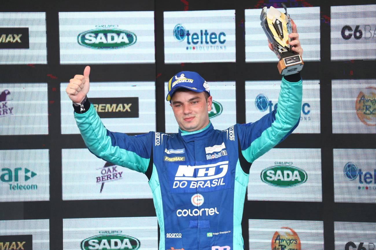 Rei das ultrapassagens, Thiago Vivacqua escala pelotão e fecha o ano com pódio na Porsche Cup