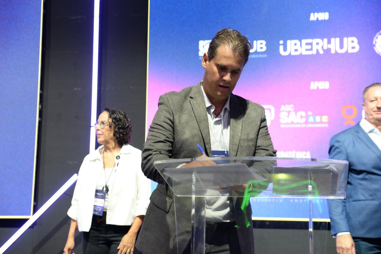 Sindicato Rural de Uberlândia participa de assinatura do Pacto pela Inovação durante o Uberlândia Summit 2024