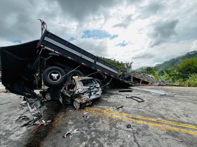 Acidente entre três veículos deixa 38 mortos na BR-116 em MG