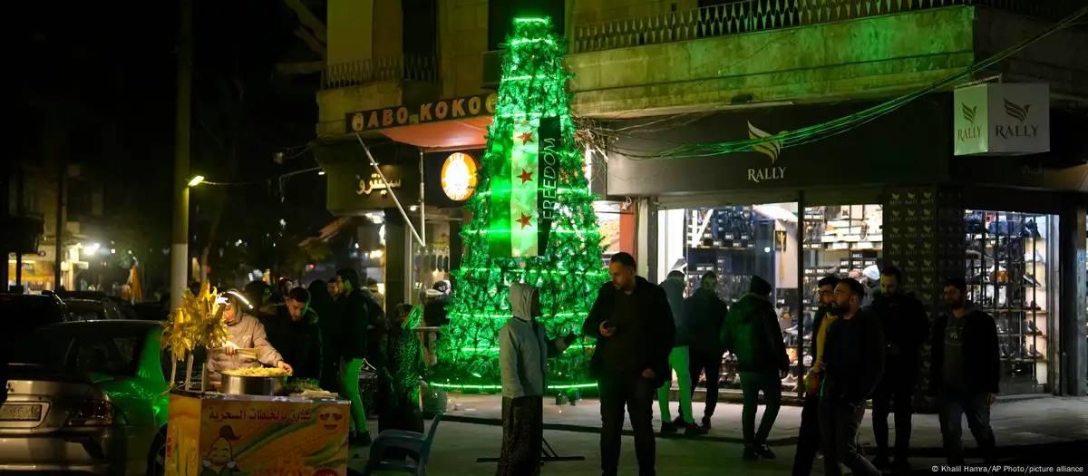 Centenas protestam após queima de árvore de Natal na Síria