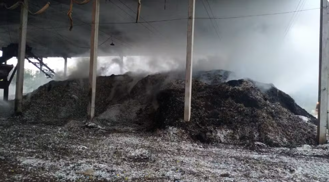 Depósito de papel pega fogo em Uberlândia