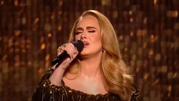 Justiça ordena retirada de música de Adele após acusação de plagiar o sucesso 