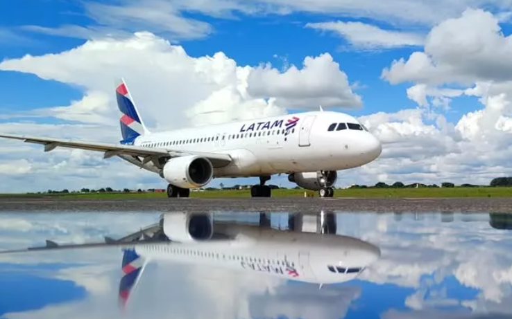 LATAM se pronuncia sobre extravio de bagagem de Pabllo Vittar em Uberlândia