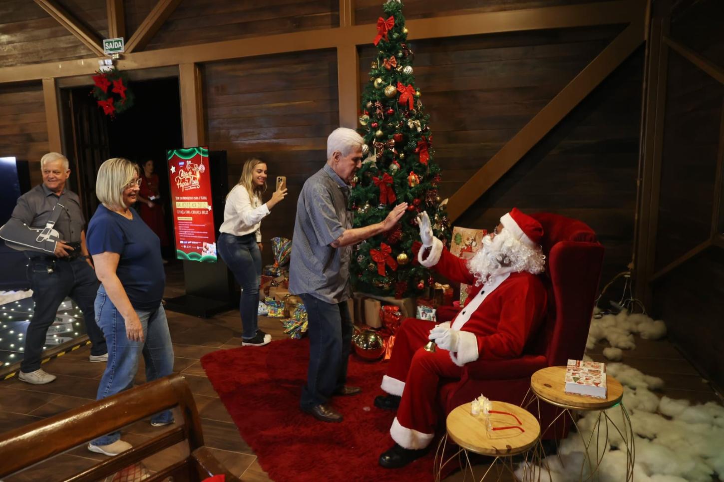 Prefeito inaugura iluminação de Natal de Uberlândia em cerimônia no Parque do Sabiá