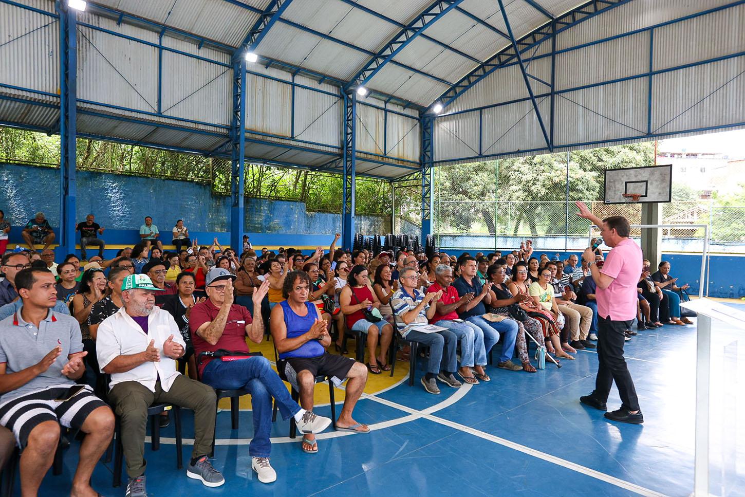Prefeito Orlando Morando entrega escrituras a moradores do Jesus de Nazareth I e II e Novo Horizonte I e II