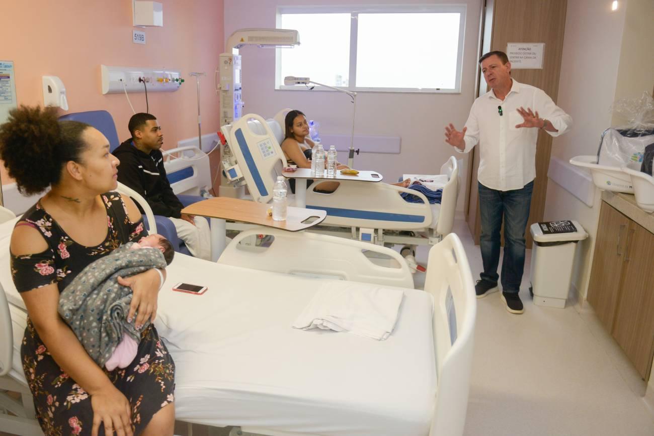 Prefeito Orlando Morando entrega kits maternidade a mamães do Hospital da Mulher