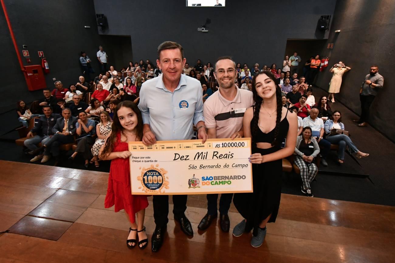 Prefeito Orlando Morando entrega prêmios do último sorteio do ano do Programa Nota 1.000