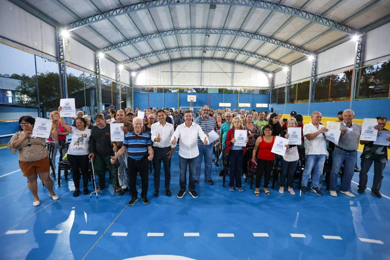 Prefeitura de São Bernardo entrega 149 escrituras a famílias da Vila União
