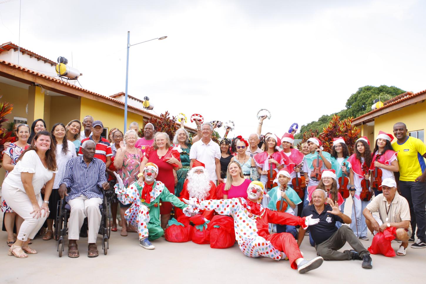 Prefeitura leva alegria e reforça apoio aos moradores dos Condomínios do Idoso com ação de Natal