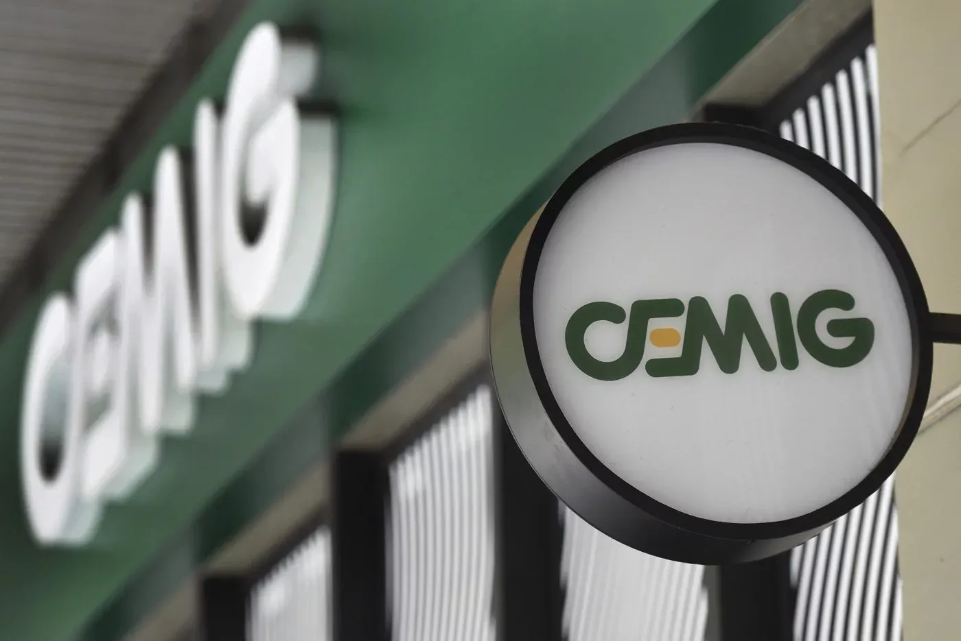 Quedas frequentes de energia da Cemig geram revolta e prejuízos, em Uberlândia