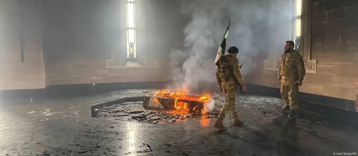 Rebeldes sírios queimam túmulo do pai de Assad