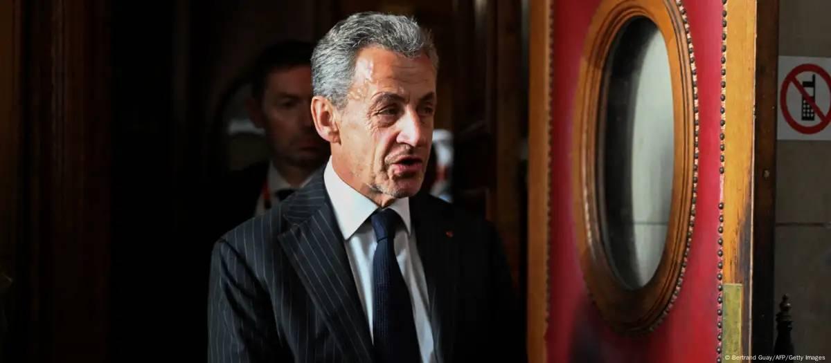 Sarkozy é condenado a usar tornozeleira eletrônica