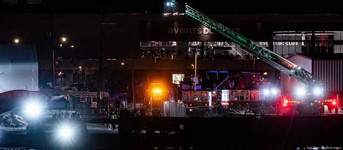 Avião levando 64 colide no ar com helicóptero em Washington