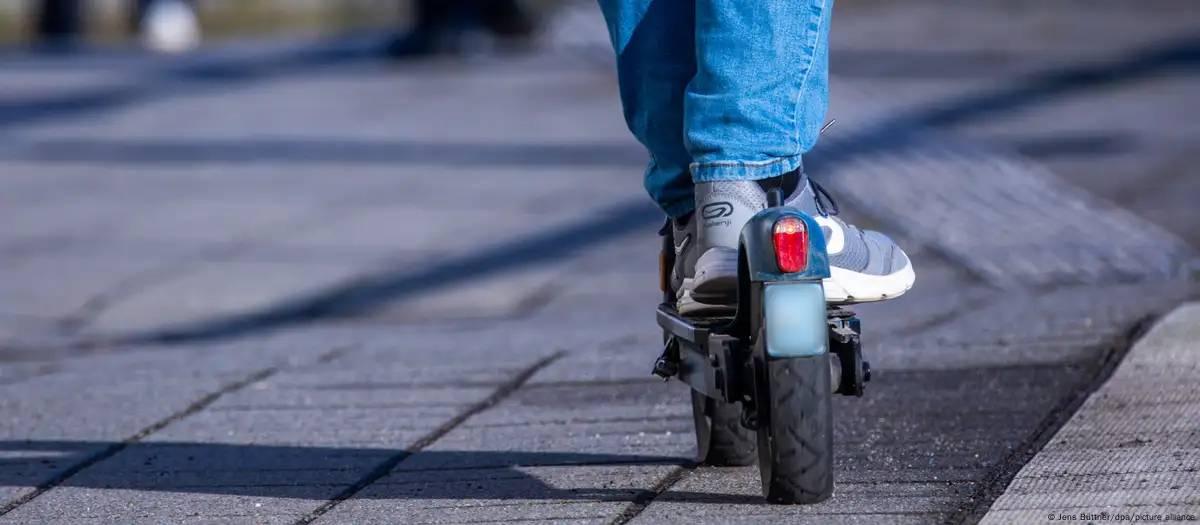 Barcelona vai multar quem andar de patinete na calçada