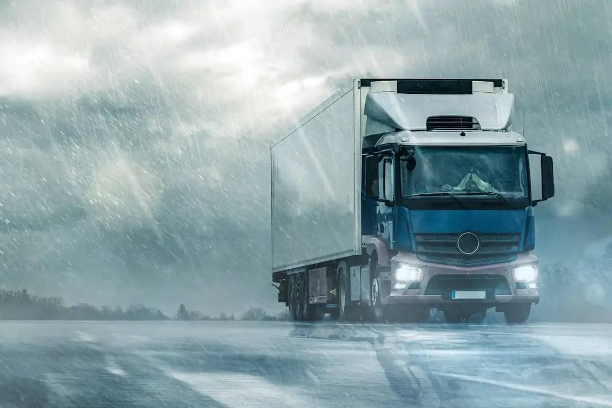 Caminhoneiros precisam redobrar cuidados para evitar acidentes devido às chuvas de verão