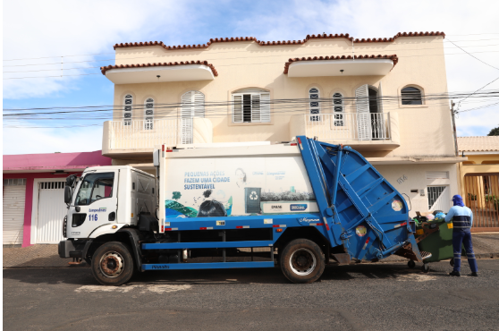 Carnês da taxa de lixo de 2025 já estão sendo entregues aos contribuintes