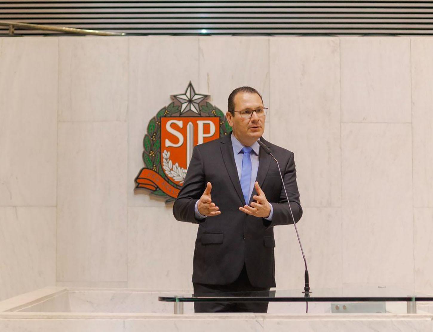 Deputado cobra esclarecimentos de Tarcísio sobre demissão de auxiliares de alunos com autismo