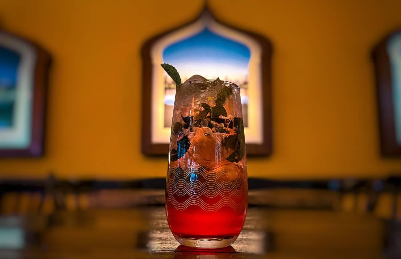 Dunas Bar lança drinque autoral de verão com toque exótico do Oriente Médio
