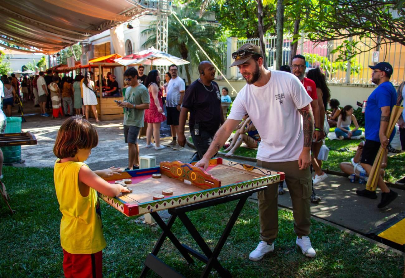Estação Férias do Museu da Língua Portuguesa tem brincadeiras e oficinas para bordar, desenhar e musicar