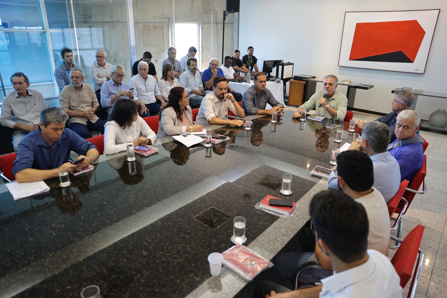 Prefeito apresenta projetos de lei em reunião com vereadores