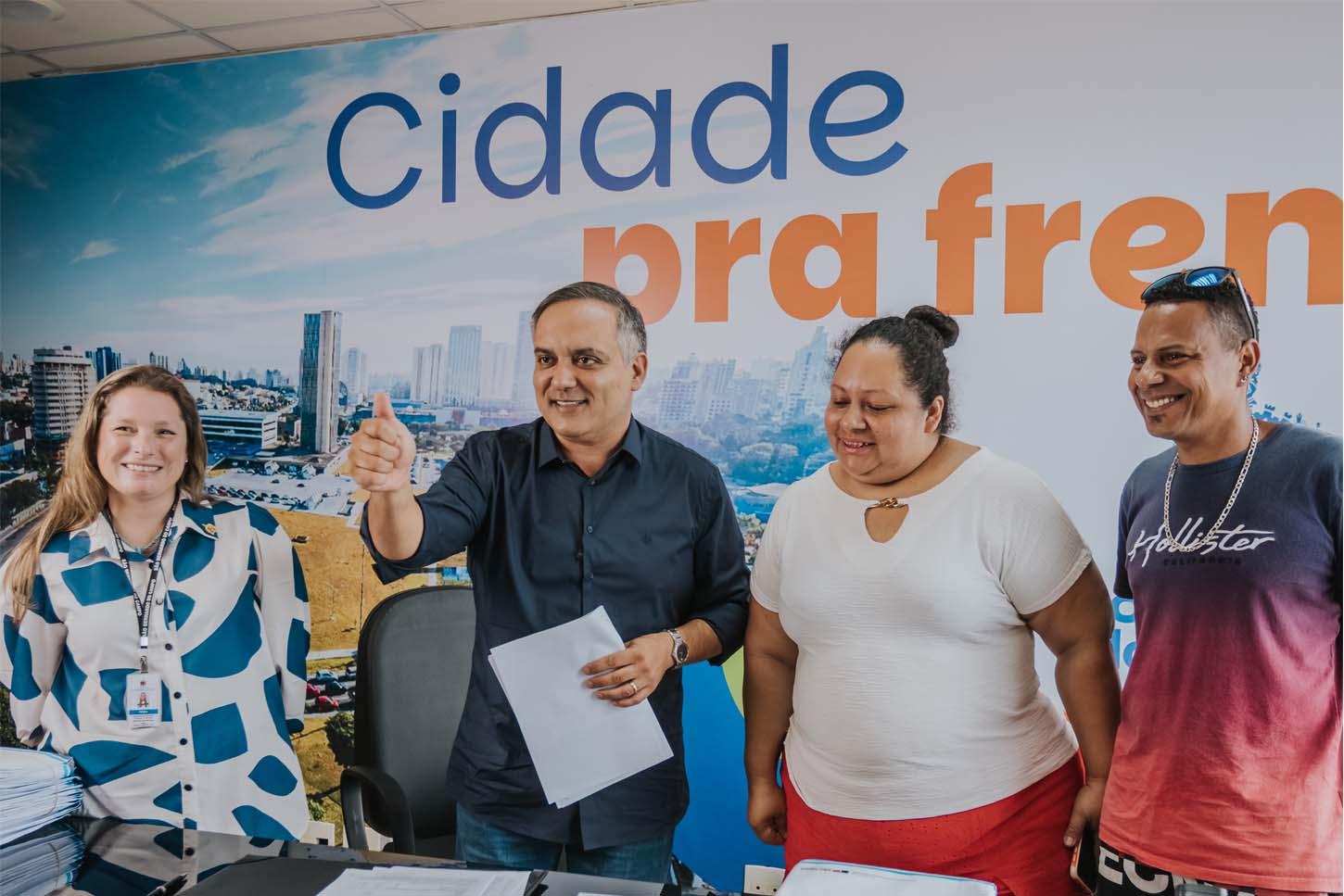 Prefeito Marcelo Lima assina contratos das novas moradias destinadas às famílias que habitavam antigo Galpão Eiji Kikuti