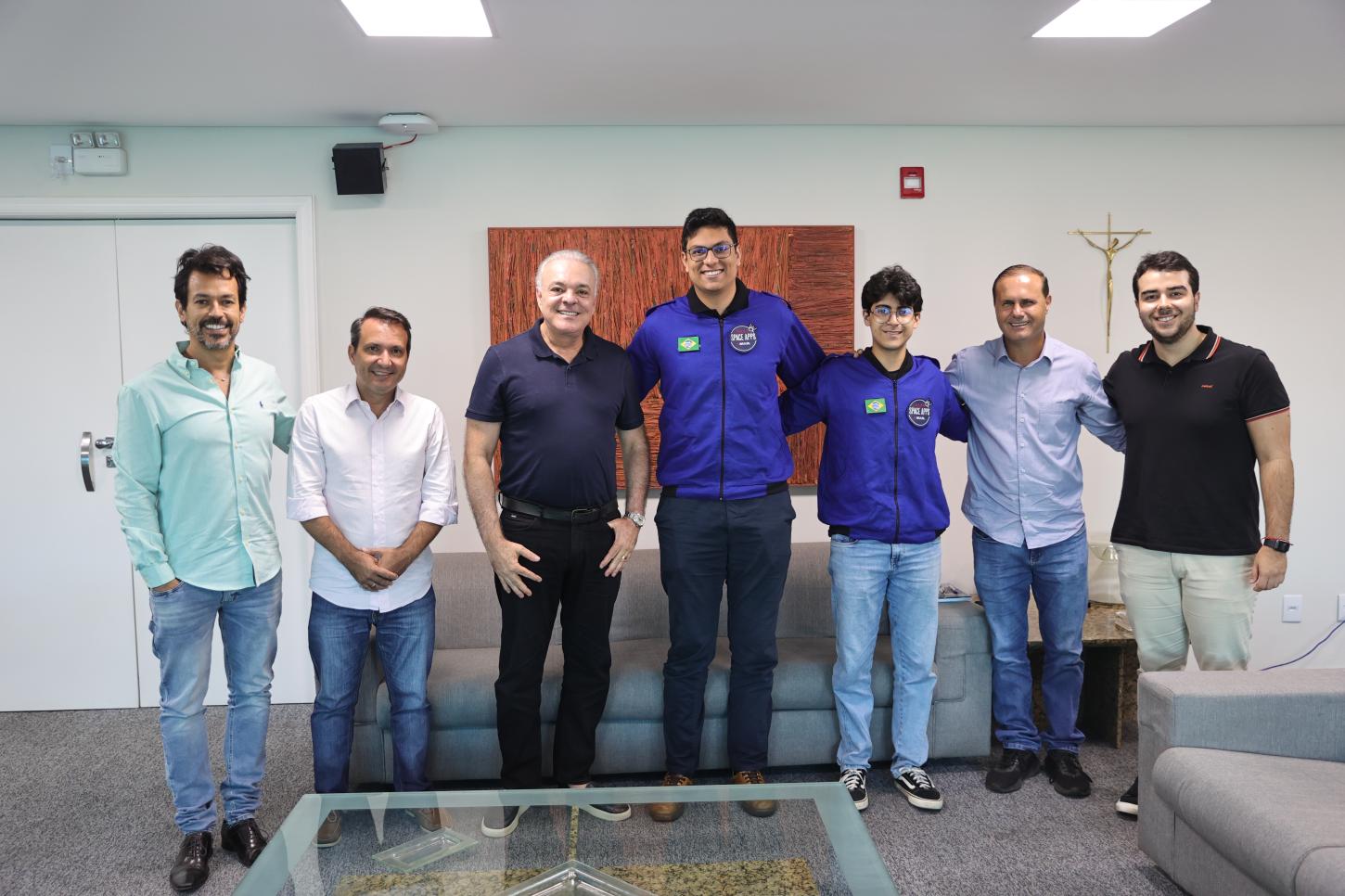 Prefeito Paulo Sérgio recebe visita de universitários de Uberlândia vencedores de competição da Nasa