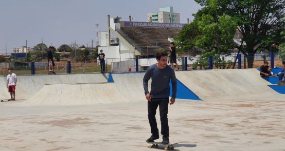 Skate Park da Prefeitura faz sucesso entre crianças, adolescentes e adultos