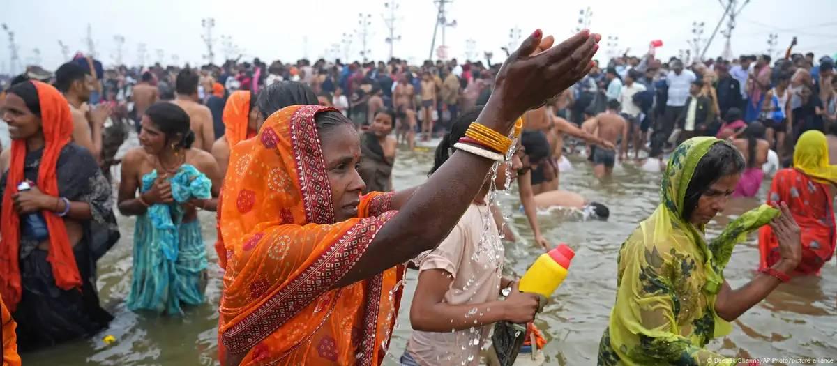 Tumulto deixa dezenas de mortos e feridos em festa na Índia
