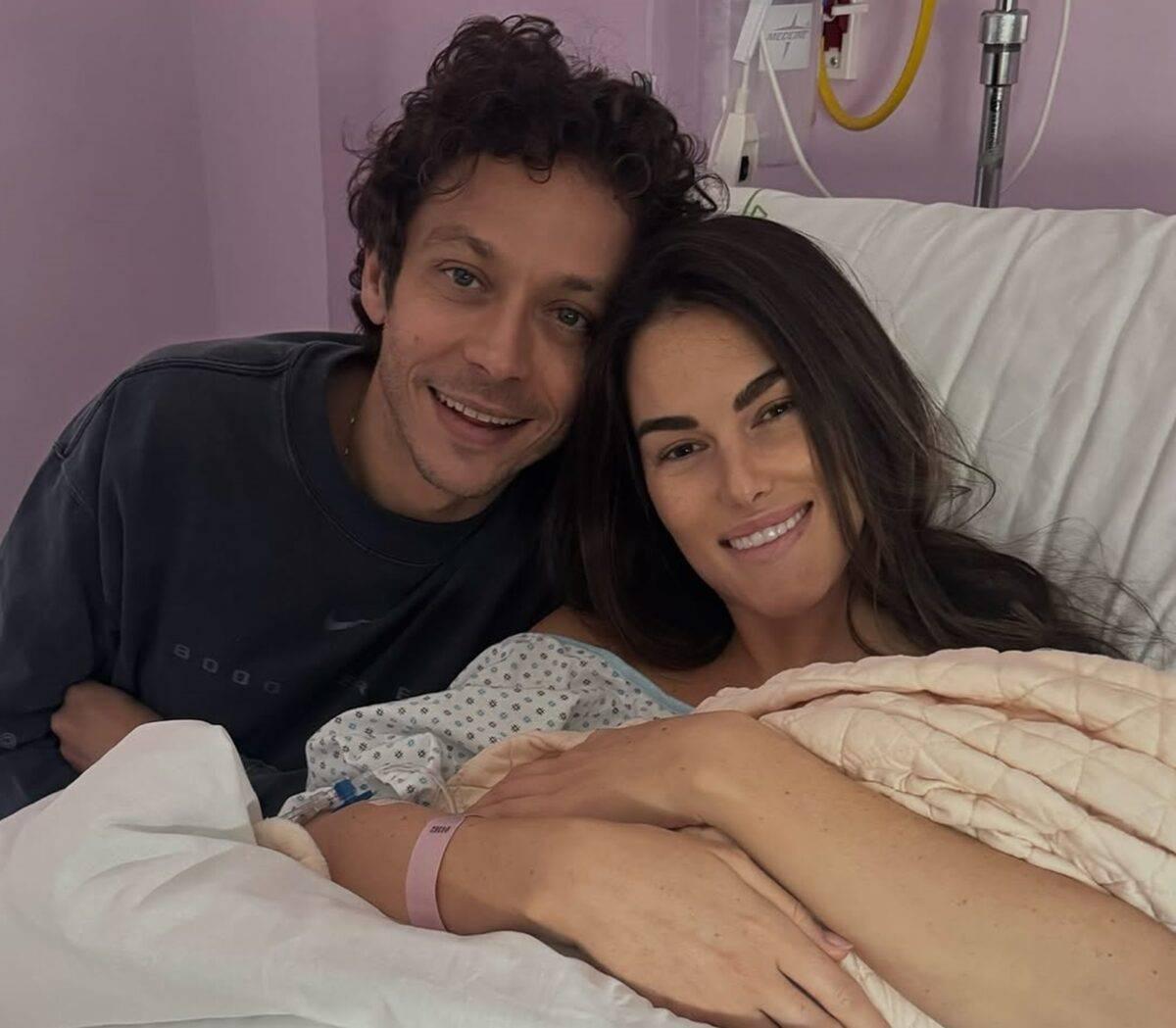 Valentino Rossi e Francesca Sofia Novello celebram a chegada de sua segunda filha, Gabriella