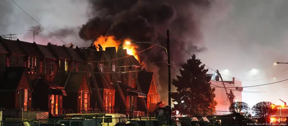 Avião de transporte médico cai em área urbana na Filadéfia