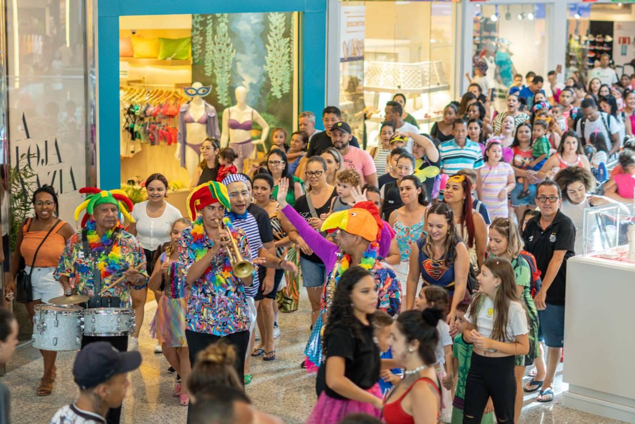 Bailinho de Carnaval gratuito no São Bernardo Plaza garante a diversão da criançada: música ao vivo, brincadeiras temáticas e maquiagens carnavalescas