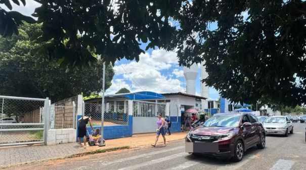 Homem armado atira em van e ameaça motorista na porta de escola em Uberlândia