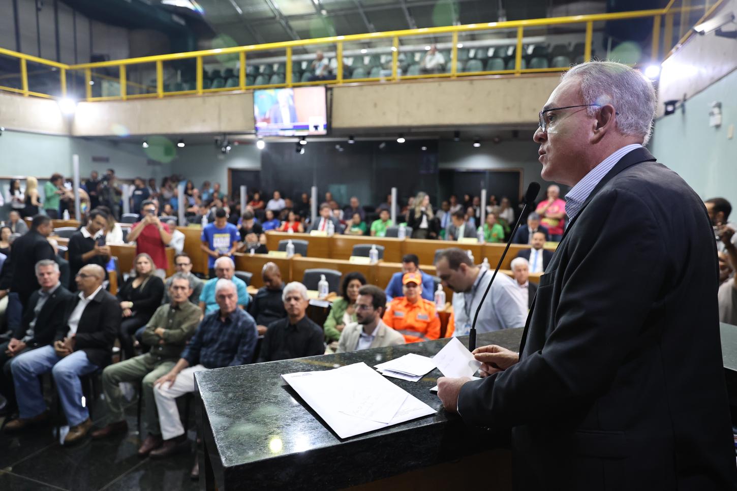 Prefeito entrega projetos de lei do setor habitacional na 1ª sessão de 2025 da Câmara Municipal