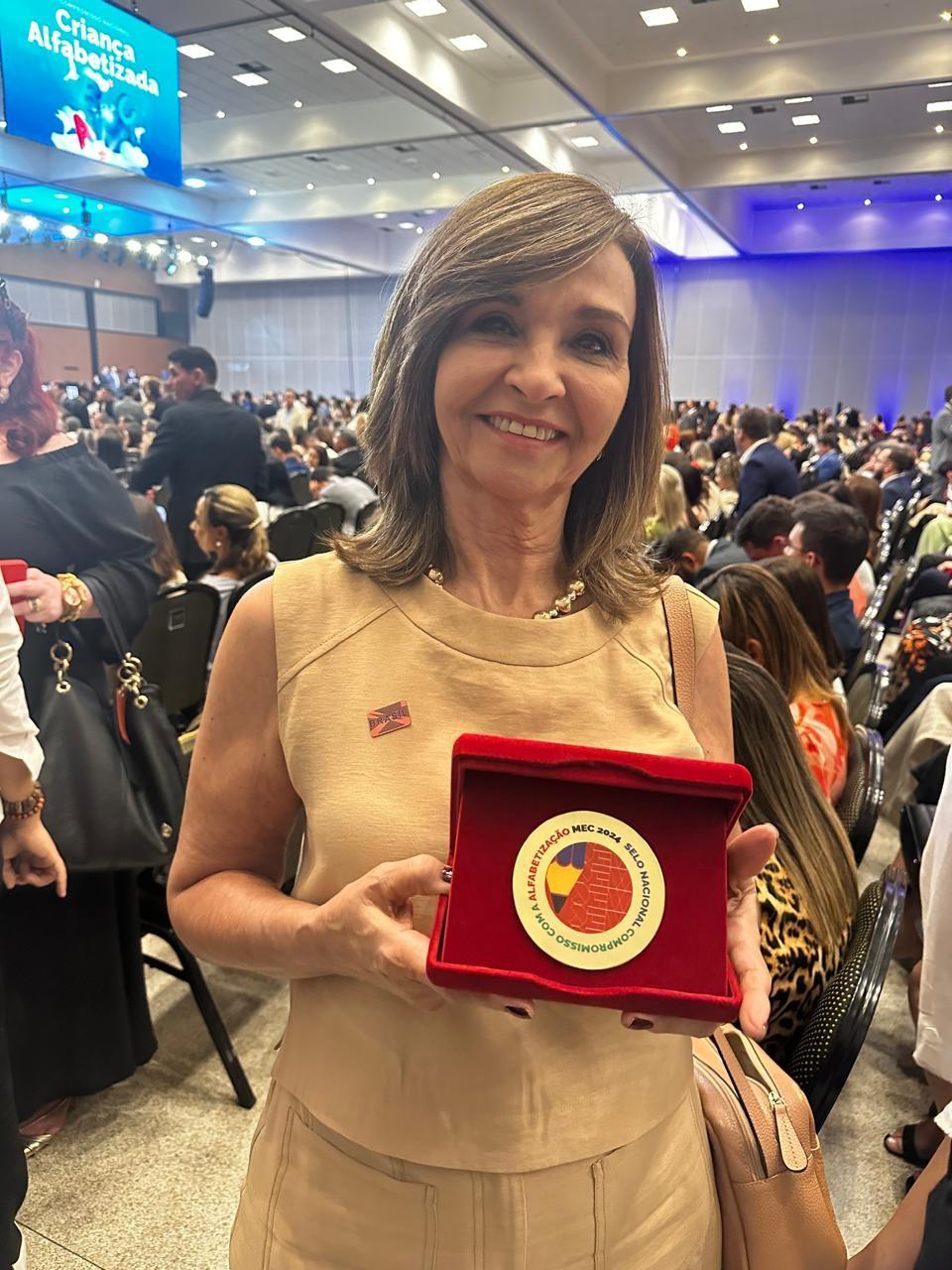 Prefeitura de Uberlândia recebe Selo Nacional Compromisso com a Alfabetização