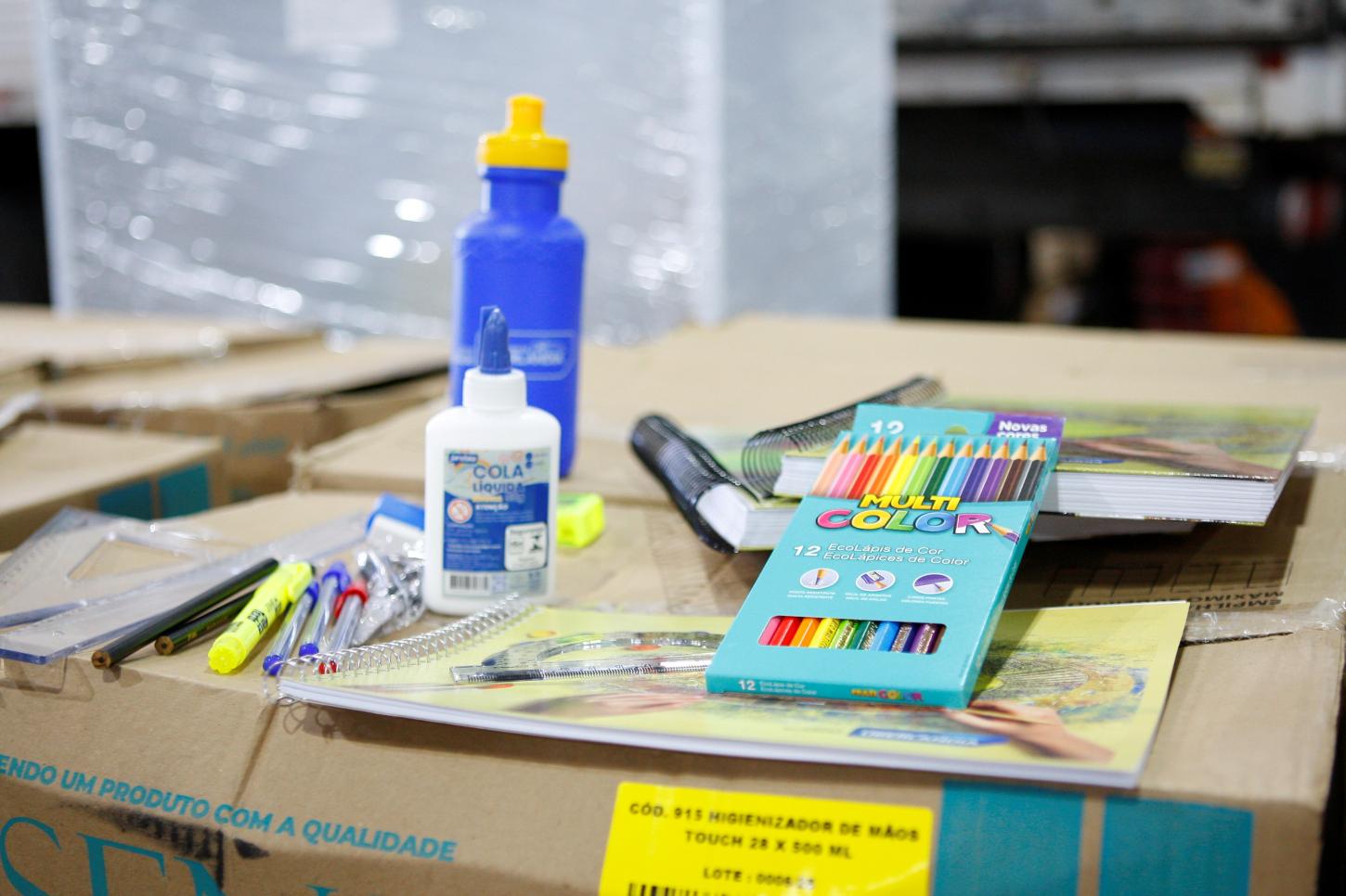 Prefeitura inicia distribuição de kits de materiais escolares para mais de 72 mil estudantes da rede municipal