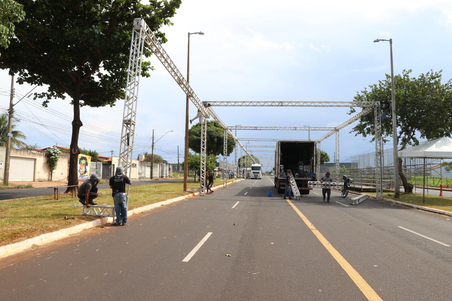 Prefeitura inicia montagem da estrutura na avenida Balaiadas para o desfile das escolas de samba