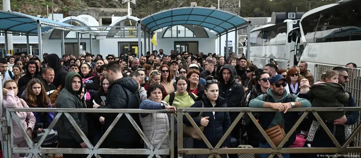 Terremotos provocam fuga em massa da ilha grega de Santorini