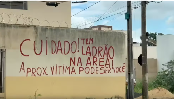 Após cinco furtos em um mês, morador alerta vizinhos com recado no muro: 'A próxima vítima pode ser você'