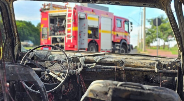 Casal incendeia carro e foge em motocicleta no bairro Jardim das Palmeiras, em Uberlândia