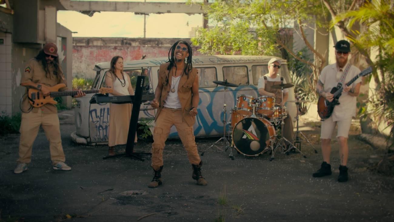 Com ex-vocalista da Cidade Negra e produtor de Bob Marley, Afrodizia lança a inédita 