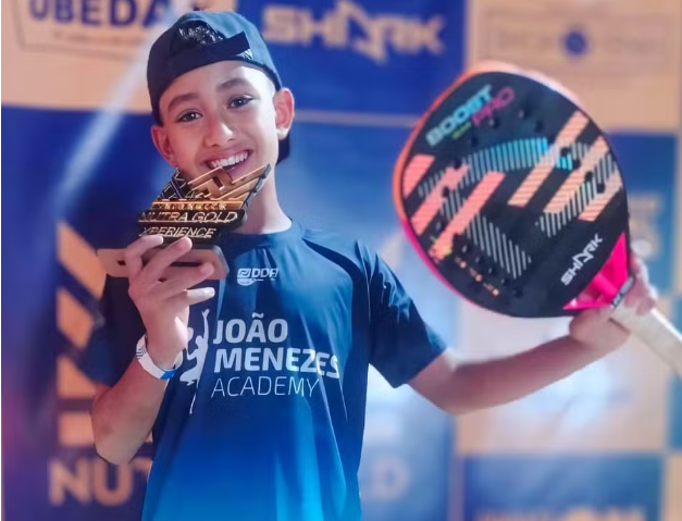 Com problema de visão, mineiro de 12 anos perde 17 kg e muda de vida pelo beach tennis