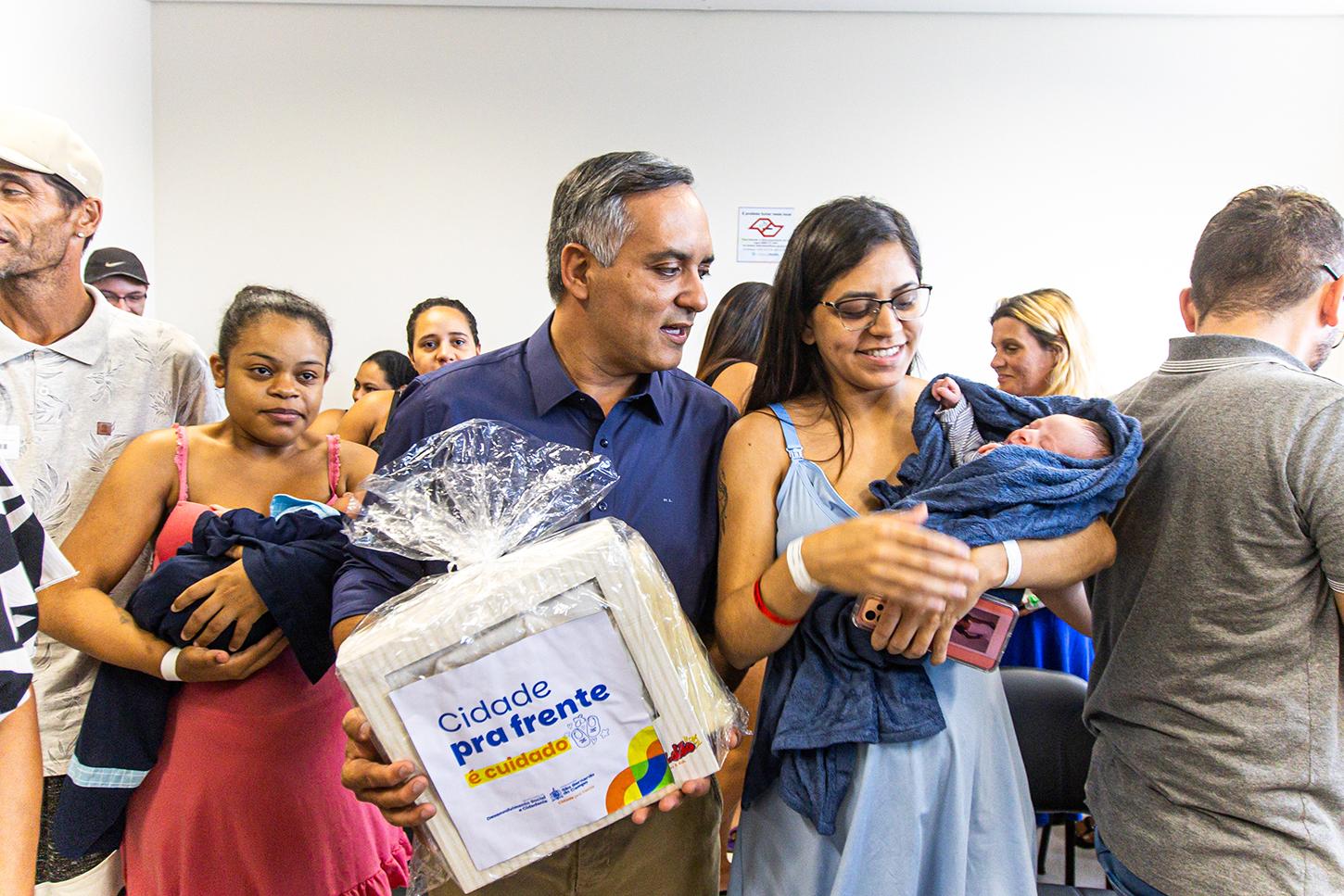 Entrega de kits maternidade para mães reforça humanização no Hospital da Mulher de São Bernardo